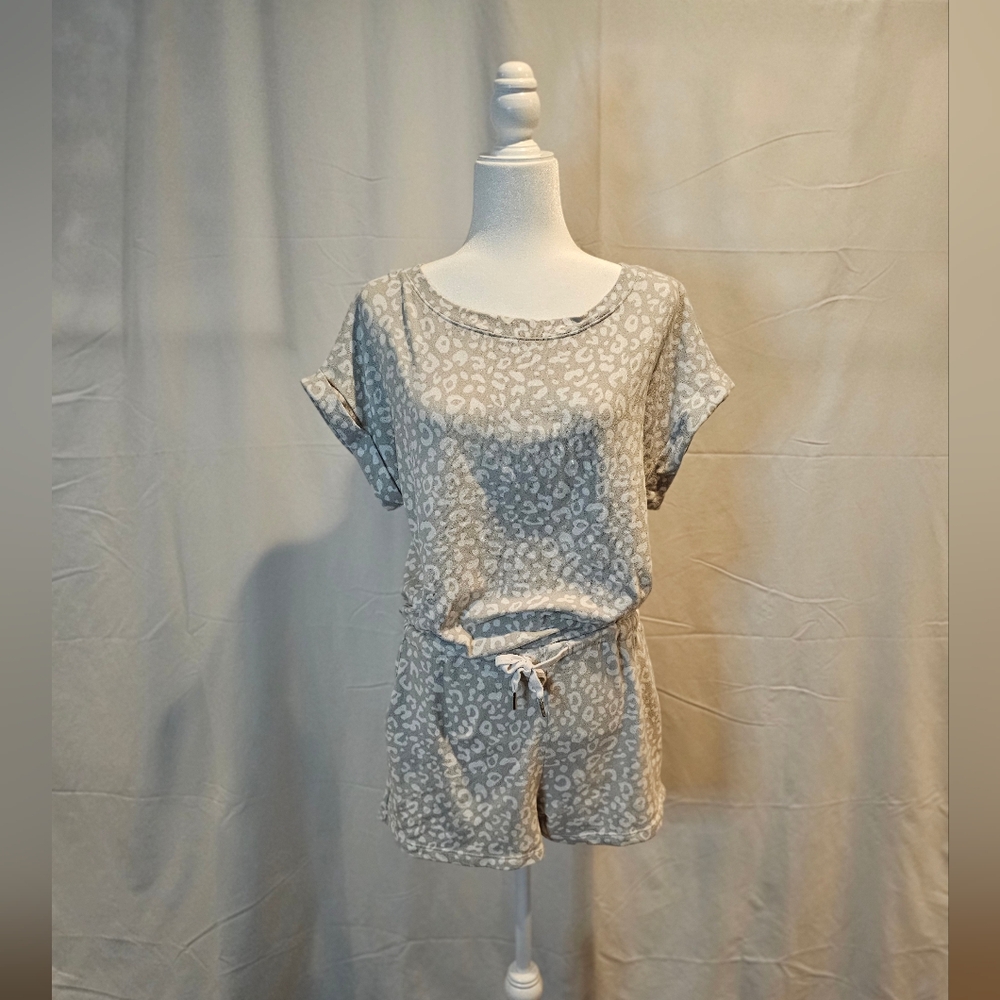 Gilli Gray Leopard Print Romper Size M